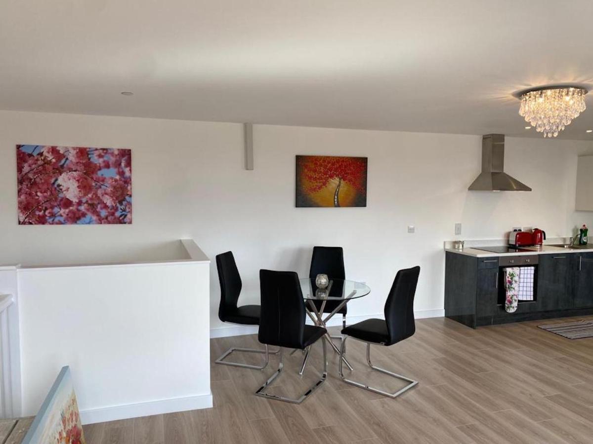 City Centre 2 Bed Newly Built Duplex Penthouse With Free On-Site Gated Parking, Lift Access, Self Check-In, Super Fast Wifi, Two Cathedral View Terraces & Sleeps 6 Peterborough Exterior photo