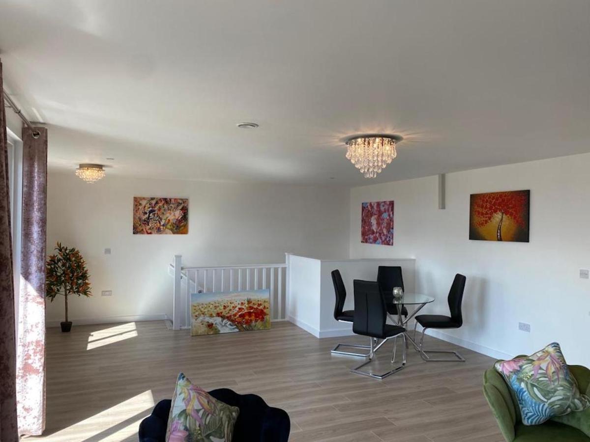 City Centre 2 Bed Newly Built Duplex Penthouse With Free On-Site Gated Parking, Lift Access, Self Check-In, Super Fast Wifi, Two Cathedral View Terraces & Sleeps 6 Peterborough Exterior photo