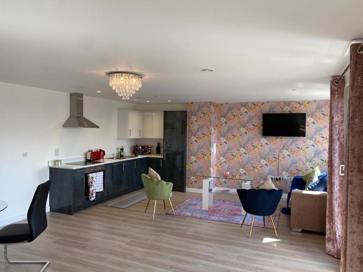 Central Newly Built 2 Bed Duplex Penthouse With Free On-Site Gated Parking, Lift Access, Self Check-In, Super Fast Wifi, Two Cathedral View Terraces & Sleeps 6 Peterborough Exterior photo