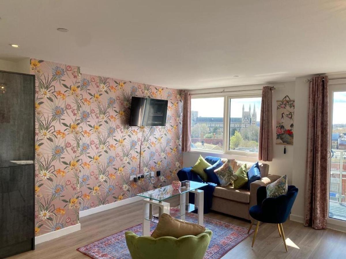 Central Newly Built 2 Bed Duplex Penthouse With Free On-Site Gated Parking, Lift Access, Self Check-In, Super Fast Wifi, Two Cathedral View Terraces & Sleeps 6 Peterborough Exterior photo