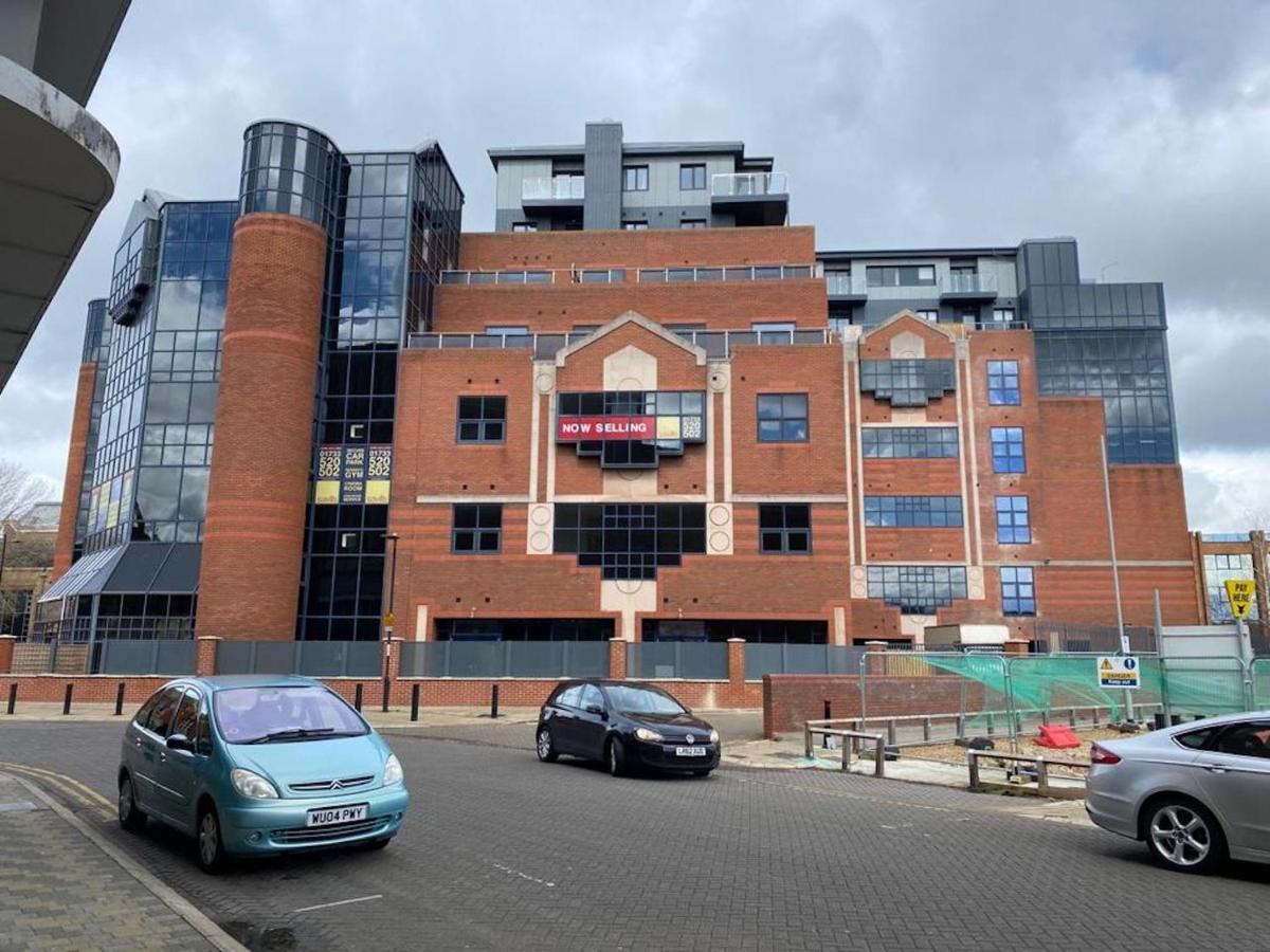 Central Newly Built 2 Bed Duplex Penthouse With Free On-Site Gated Parking, Lift Access, Self Check-In, Super Fast Wifi, Two Cathedral View Terraces & Sleeps 6 Peterborough Exterior photo