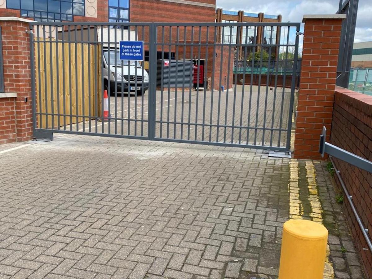Central Newly Built 2 Bed Duplex Penthouse With Free On-Site Gated Parking, Lift Access, Self Check-In, Super Fast Wifi, Two Cathedral View Terraces & Sleeps 6 Peterborough Exterior photo