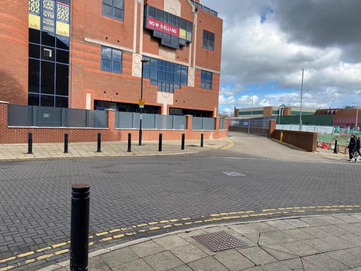 Central Newly Built 2 Bed Duplex Penthouse With Free On-Site Gated Parking, Lift Access, Self Check-In, Super Fast Wifi, Two Cathedral View Terraces & Sleeps 6 Peterborough Exterior photo