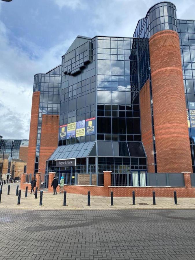 Central Newly Built 2 Bed Duplex Penthouse With Free On-Site Gated Parking, Lift Access, Self Check-In, Super Fast Wifi, Two Cathedral View Terraces & Sleeps 6 Peterborough Exterior photo