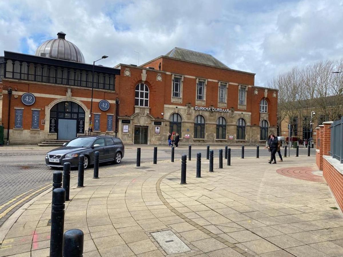 Central Newly Built 2 Bed Duplex Penthouse With Free On-Site Gated Parking, Lift Access, Self Check-In, Super Fast Wifi, Two Cathedral View Terraces & Sleeps 6 Peterborough Exterior photo
