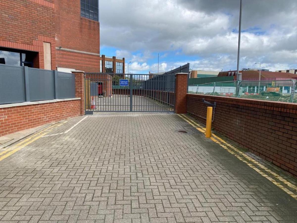 Central Newly Built 2 Bed Duplex Penthouse With Free On-Site Gated Parking, Lift Access, Self Check-In, Super Fast Wifi, Two Cathedral View Terraces & Sleeps 6 Peterborough Exterior photo